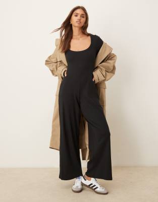 ASOS DESIGN - Gerippter, langärmliger Jumpsuit in Schwarz mit U-Ausschnitt