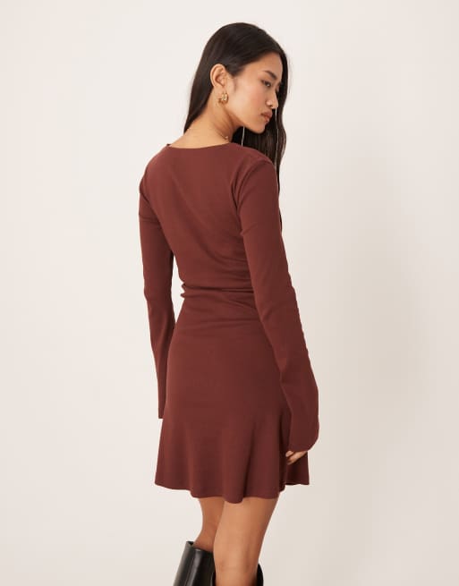 ASOS DESIGN – Geripptes, ausgestelltes Minikleid in Mokka mit U-Boot-Ausschnitt und gerafften Seiten, 4 von 4