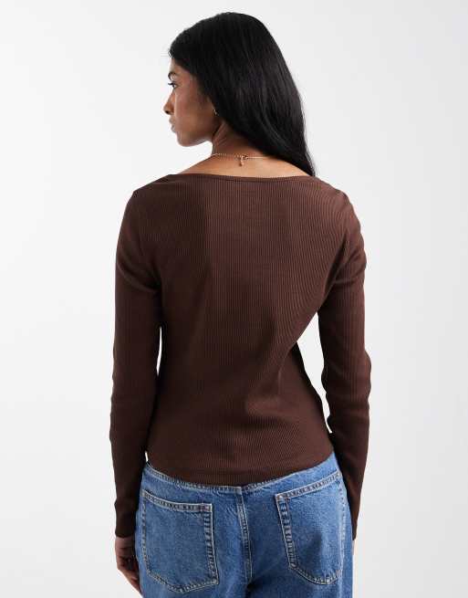 ASOS DESIGN – Geripptes Baumwoll-Oberteil in Schokobraun mit eckigem Ausschnitt, Spitzenborte und durchgehender Knopfleiste, 2 von 4