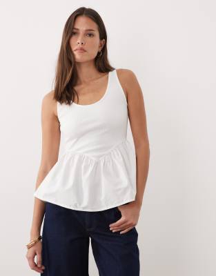 ASOS DESIGN - Geripptes Camisole in Weiß mit U-Ausschnitt und Schößchensaum