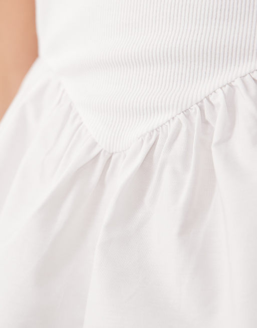 ASOS DESIGN – Geripptes Camisole in Weiß mit U-Ausschnitt und Schößchensaum, 3 von 4