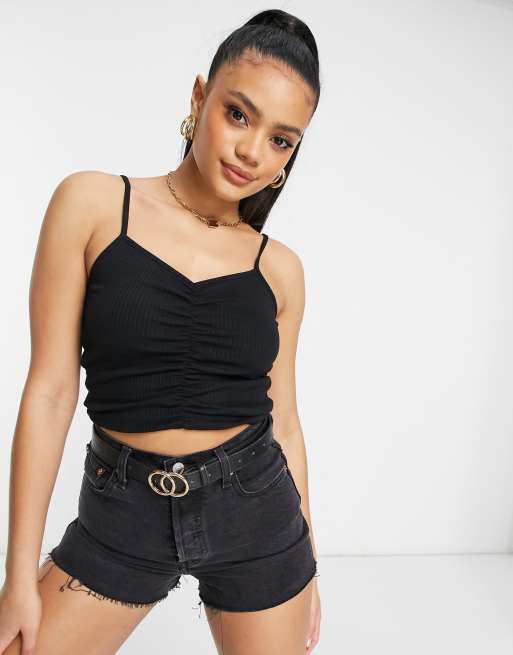 ASOS DESIGN – Geripptes Camisole mit kurzem Schnitt und Raffung vorn in Schwarz