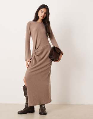 ASOS DESIGN - Geripptes, gemütliches Midikleid in Hellbraun mit verdrehtem Detail und langen Ärmeln-Brown