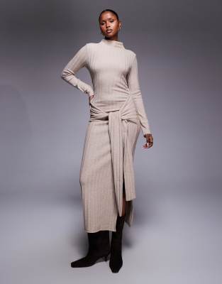 ASOS DESIGN - Geripptes, hochgeschlossenes Midikleid in Neutral mit gebundener Vorderseite