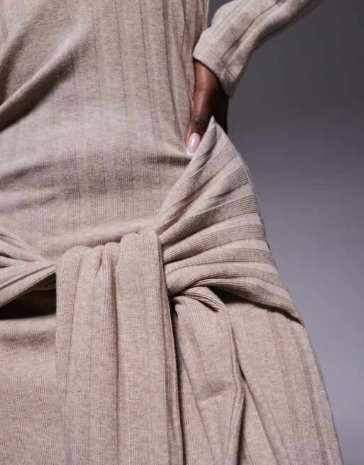 ASOS DESIGN – Geripptes, hochgeschlossenes Midikleid in Neutral mit gebundener Vorderseite, 3 von 4