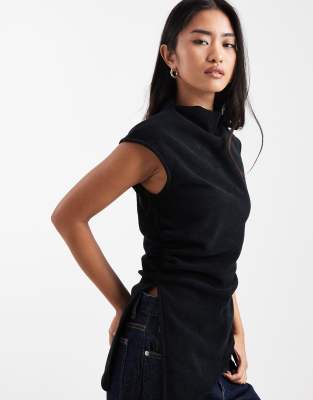 ASOS DESIGN - Geripptes, hochgeschlossenes Oberteil aus angerautem Material in Schwarz mit asymmetrischem Saum, Kombitei...