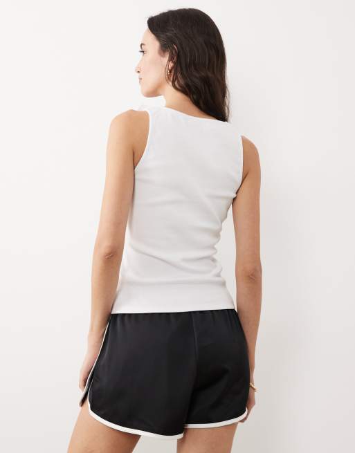 ASOS DESIGN – Geripptes Hybrid-Oberteil in Weiß mit Popeline-Rüschen, 3 von 4