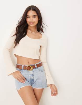 ASOS DESIGN - Geripptes, kastiges, langärmliges Cropped-Oberteil in Cremeweiß mit Bortendetail