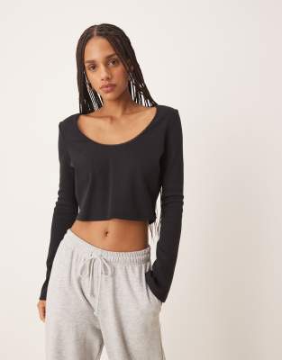 ASOS DESIGN - Geripptes, kastiges, langärmliges Cropped-Oberteil in Schwarz mit Bortendetail