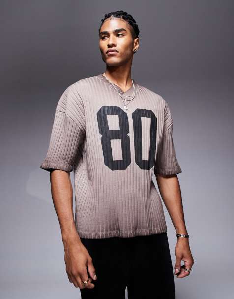 ASOS DESIGN – Geripptes, kastiges Oversize-T-Shirt in verwaschenem Braun mit überschnittener Schulter und Zahlen-Grafik - view 1