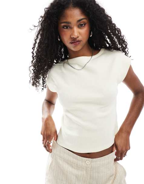 ASOS DESIGN – Geripptes, knapp geschnittenes T-Shirt in Buttermilchgelb mit U-Boot-Ausschnitt und breiter Einfassung - view 1