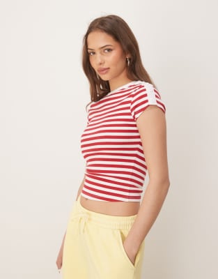 ASOS DESIGN - Geripptes, knapp geschnittenes T-Shirt in Rot und Cremeweiß mit Streifenmuster und Knopfdetail-Bunt