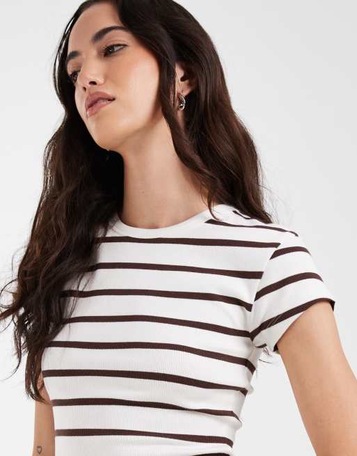 ASOS DESIGN – Geripptes, knapp geschnittenes T-Shirt in Weiß und Schokobraun, 3 von 4