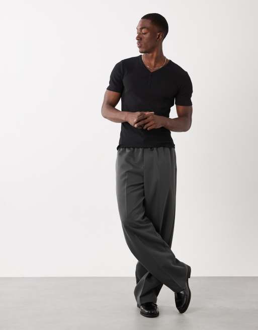 ASOS DESIGN – Geripptes, körperbetontes T-Shirt in Schwarz mit Henley-Ausschnitt, 2 von 5