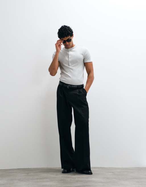 ASOS DESIGN – Geripptes, körperbetontes T-Shirt in Schwarz mit Henley-Ausschnitt, 5 von 5