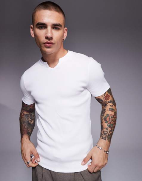 ASOS DESIGN – Geripptes, körperbetontes T-Shirt in Weiß mit eingekerbtem Ausschnitt - view 1