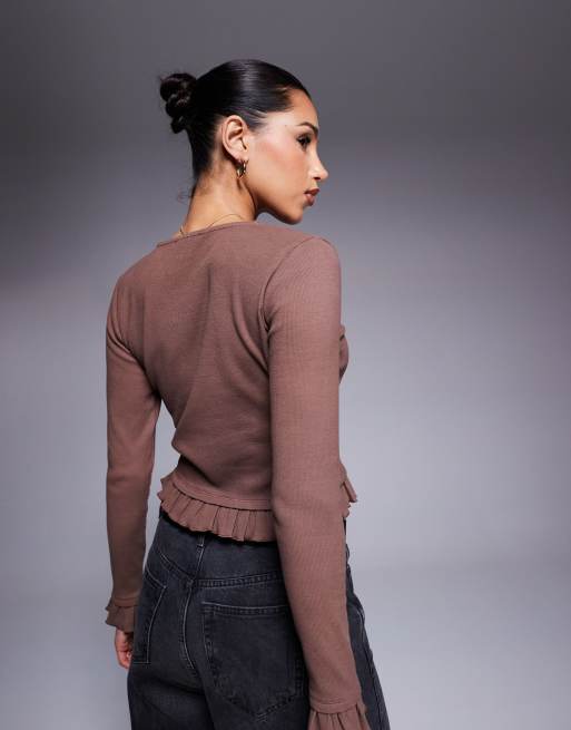 ASOS DESIGN – Geripptes, kurz geschnittenes Oberteil in Braun mit Knopfleiste und Rüschensaum, 3 von 4