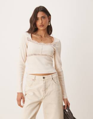 ASOS DESIGN - Geripptes Langarm-Top in Creme mit Spitze und Knopfdetail-Weiß