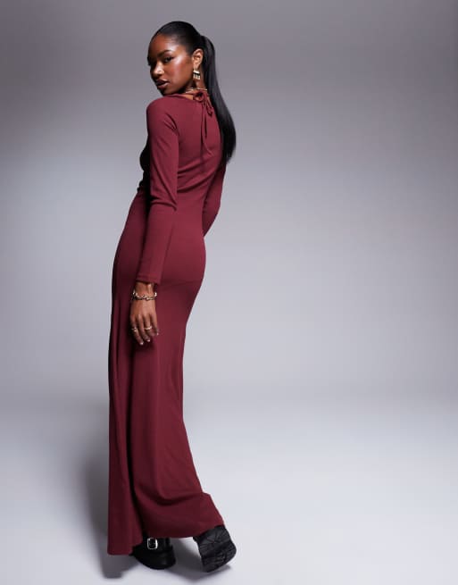 ASOS DESIGN – Geripptes, langärmliges Maxikleid in Burgunderrot mit ausgestellten Ärmeln und Bindeband am Ausschnitt, 3 von 4
