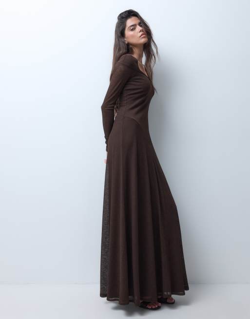 ASOS DESIGN geripptes langärmliges Maxikleid mit U-Ausschnitt und tiefer V-förmiger Taille in Schokobraun, 3 von 5