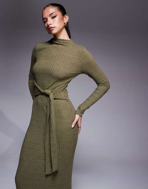 ASOS DESIGN – Geripptes, langärmliges Midikleid in Khaki mit hohem Ausschnitt und Bindebändern vorne, 2 von 4