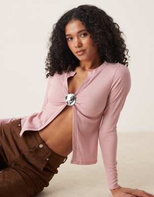 ASOS DESIGN - Geripptes, langärmliges Oberteil in Babyrosa mit Schlitzdetail und Metall-Verzierung-Weiß