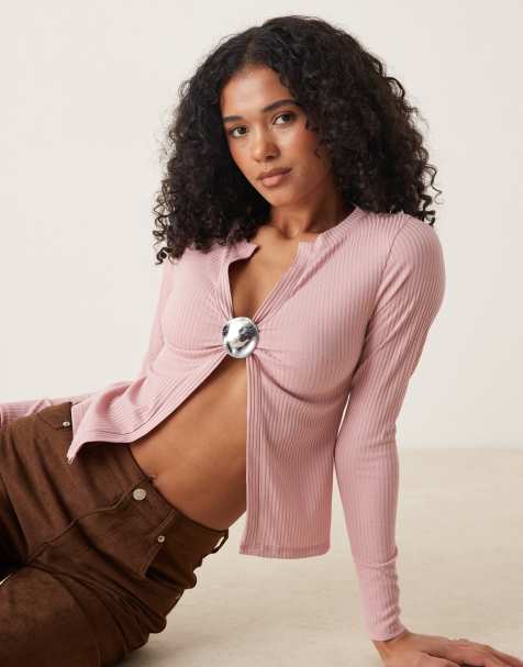ASOS DESIGN – Geripptes, langärmliges Oberteil in Babyrosa mit Schlitzdetail und Metall-Verzierung - view 1
