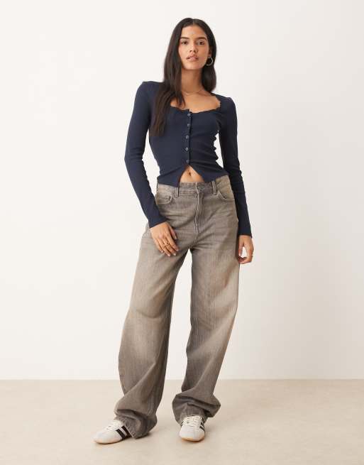 ASOS DESIGN – Geripptes, langärmliges Oberteil in Marineblau mit Spitze und Knopfdetail, 2 von 4