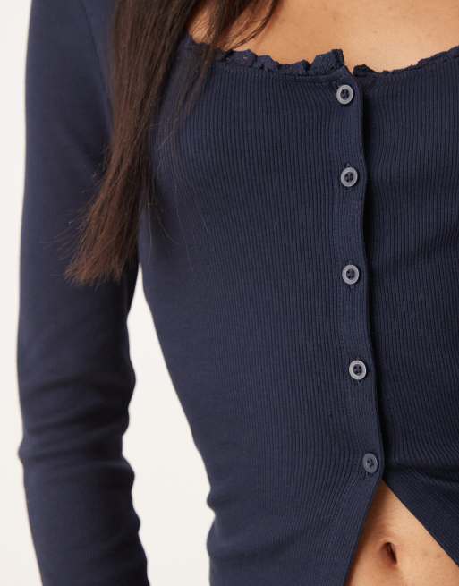 ASOS DESIGN – Geripptes, langärmliges Oberteil in Marineblau mit Spitze und Knopfdetail, 3 von 4