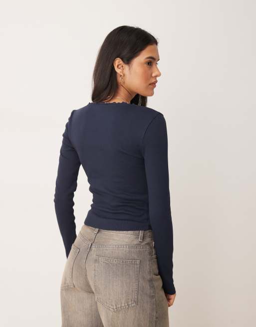 ASOS DESIGN – Geripptes, langärmliges Oberteil in Marineblau mit Spitze und Knopfdetail, 4 von 4