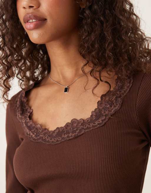 ASOS DESIGN – Geripptes langärmliges Oberteil in Schokobraun mit Rundhalsausschnitt und Spitzenborte, 2 von 4