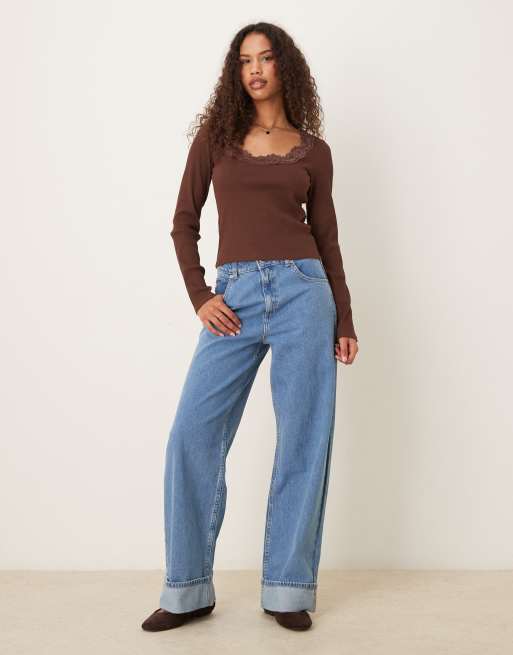 ASOS DESIGN – Geripptes langärmliges Oberteil in Schokobraun mit Rundhalsausschnitt und Spitzenborte, 3 von 4