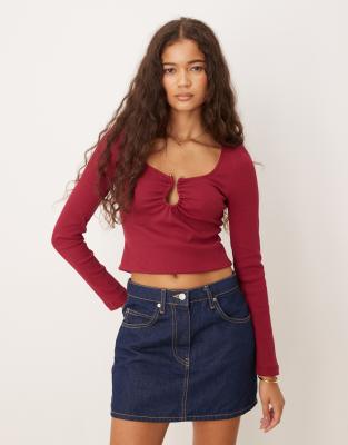 ASOS DESIGN - Geripptes, langärmliges Oberteil in Weiß mit Schlüssellochausschnitt und Metallverzierung