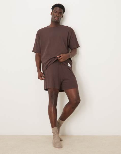 ASOS DESIGN – Geripptes Lounge-Set in Braun mit T-Shirt und Shorts mit aufgesticktem Patch - view 1