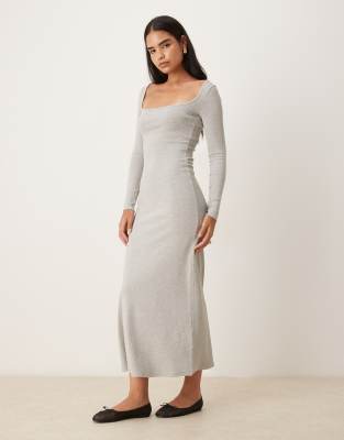 ASOS DESIGN - Geripptes Maxikleid in Grau mit eckigem Ausschnitt