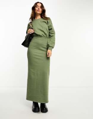 ASOS DESIGN - Geripptes Maxikleid in Khaki mit Rundhalsausschnitt und Blousonärmeln-Grün