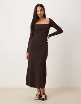ASOS DESIGN - Geripptes Maxikleid in Schokobraun mit eckigem Ausschnitt-Brown