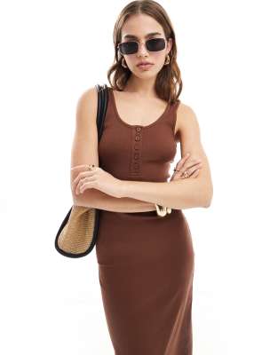 ASOS DESIGN - Geripptes Midaxi-Kleid in Schokobraun mit U-Ausschnitt hinten und Knopfdetail-Brown