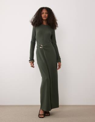 ASOS DESIGN - Geripptes Midikleid in Khaki mit goldfarbenen Metalldetails-Grün