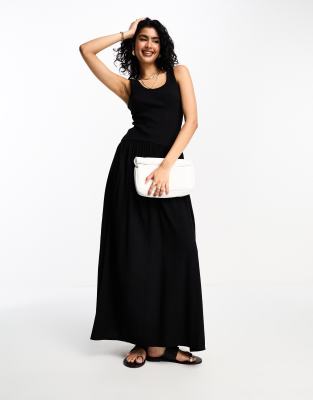 ASOS DESIGN - Geripptes Midikleid in Schwarz mit U-Ausschnitt und tief sitzender Taille-Black