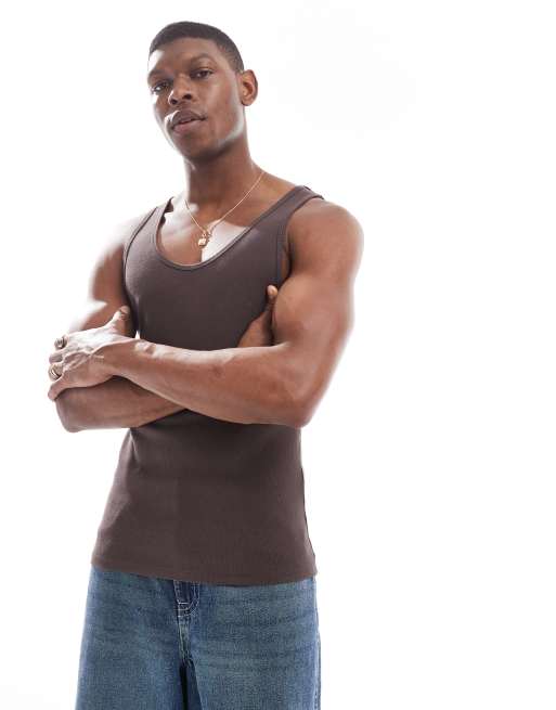 ASOS DESIGN – Geripptes Muskel-Trägershirt in Braun