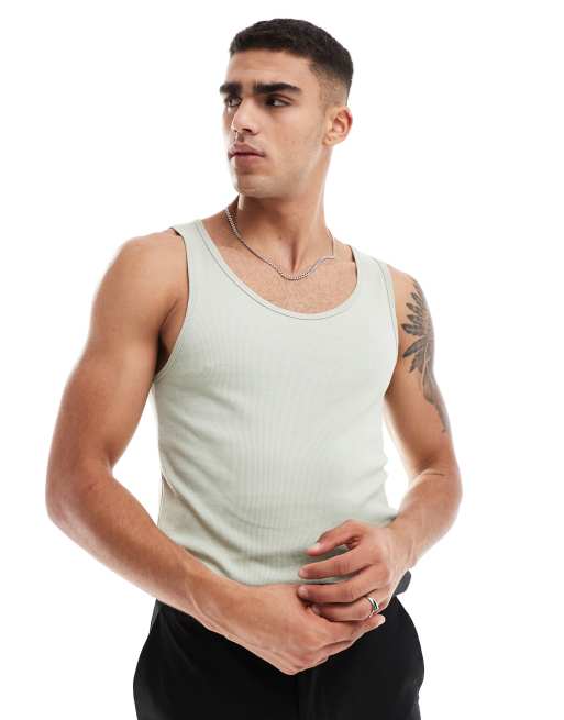 ASOS DESIGN – Geripptes Muskelshirt in Salbeigrün mit Rundhalsausschnitt