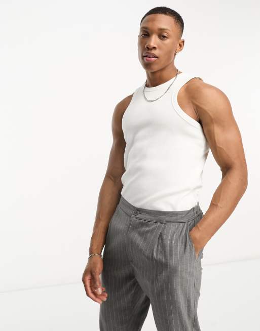 ASOS DESIGN – Geripptes Muskelshirt in Weiß mit Racer-Ausschnitt