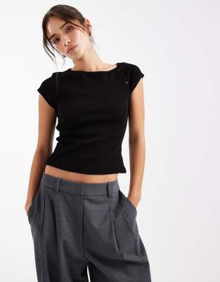 ASOS DESIGN - Geripptes Oberteil aus Baumwolle in Schwarz mit Knopfdetail