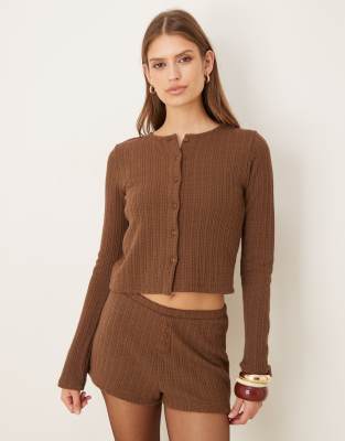 ASOS DESIGN - Geripptes Oberteil aus Pointelle in Schokobraun mit Knopfleiste, Kombiteil-Brown