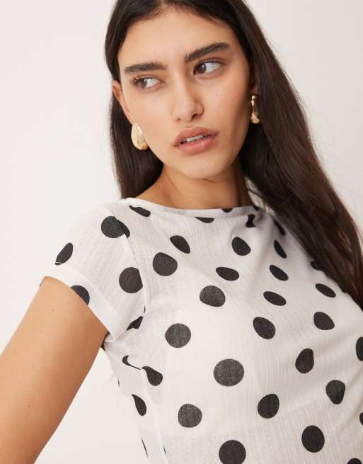 ASOS DESIGN – Geripptes Oberteil aus sehr feinem Stoff in Weiß mit Punkten und U-Boot-Ausschnitt, 3 von 4