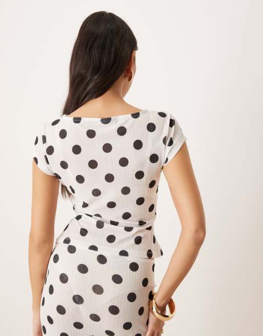ASOS DESIGN – Geripptes Oberteil aus sehr feinem Stoff in Weiß mit Punkten und U-Boot-Ausschnitt, 4 von 4