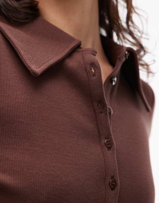 ASOS DESIGN – Geripptes Oberteil in Braun mit Polokragen und durchgehender Knopfleiste, 2 von 4