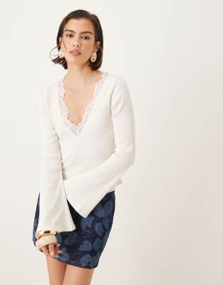 ASOS DESIGN - Geripptes Oberteil in Creme mit Spitzenbesatz, ausgestellten Ärmeln und V-Ausschnitt-Weiß