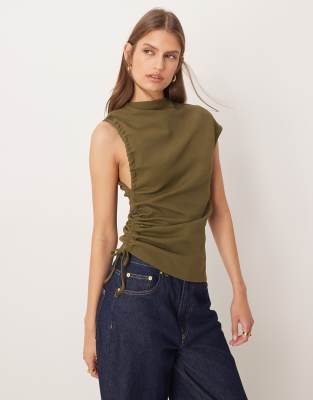 ASOS DESIGN - Geripptes Oberteil in Khaki mit geraffter Seite und Stehkragen-Grün